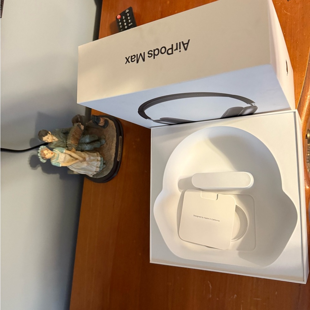 Stylish Black Over-Ear Headphones. Apple - Picture 2 of 4